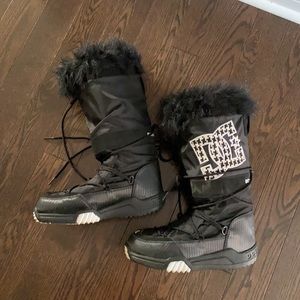 DC moon boots